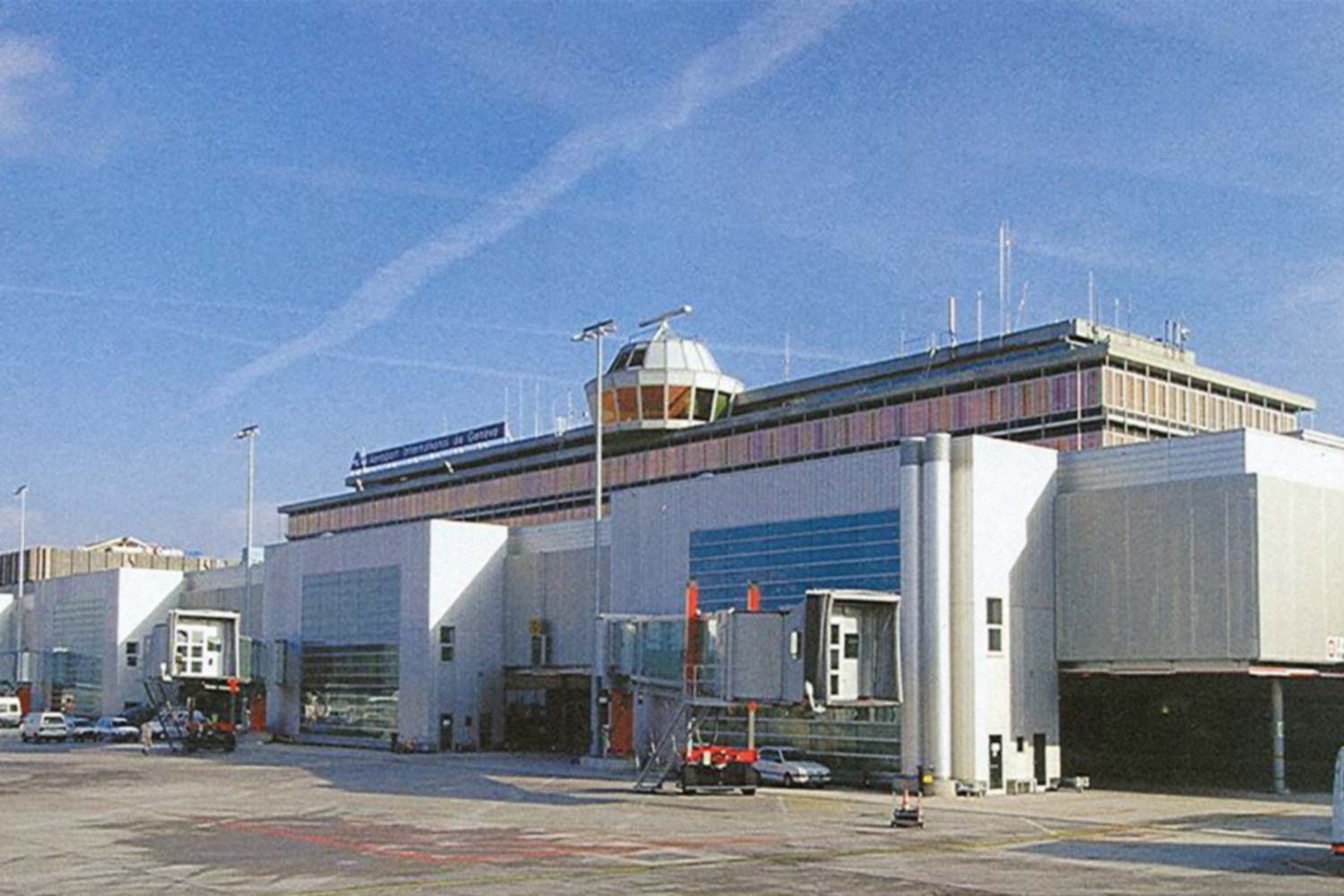 Photographie de l'aéroport de Genève où le bureau d'ingénieurs civils MDB SA a réalisé en collaboration les nouvelles salles d’embarquement frontales